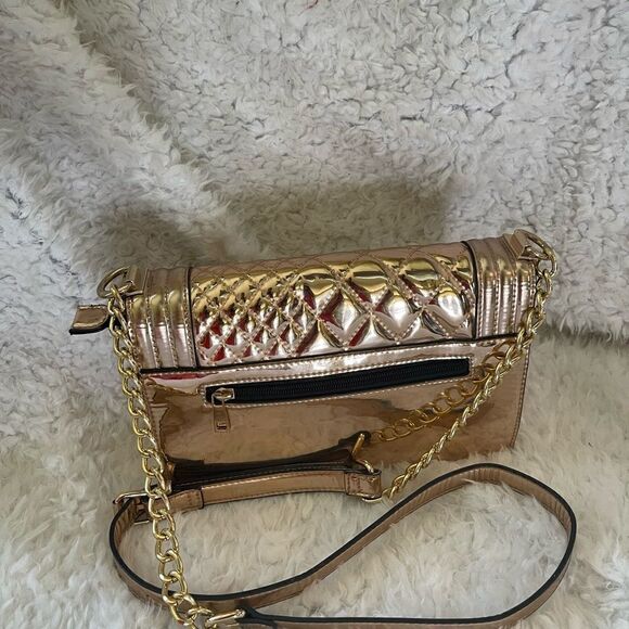 Metallic Rose Gold quilted crossbody bag with adjustable strap. - Picture 2 of 11